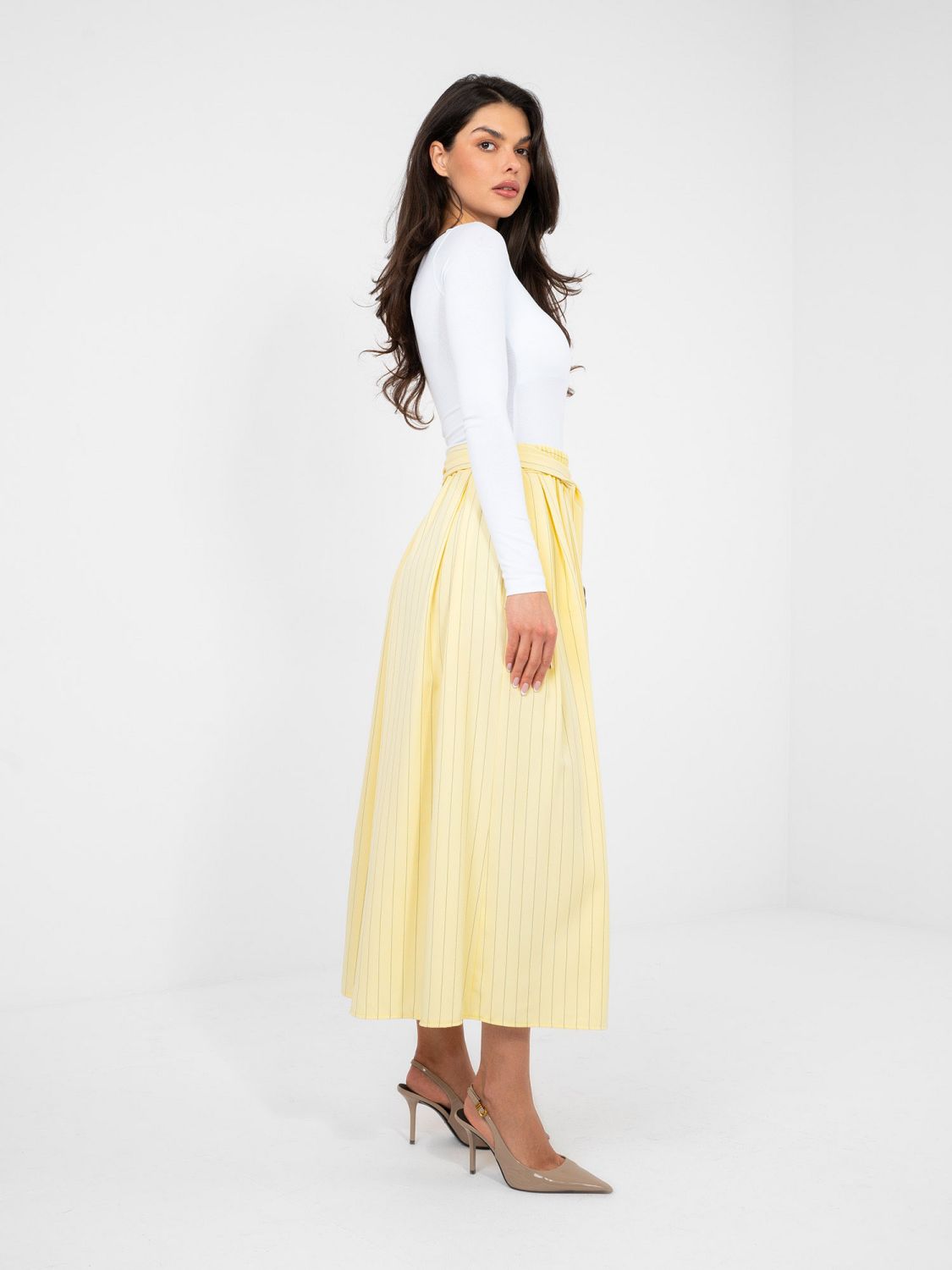 Jasnożółta elegancka spódnica midi w paski z paskiem