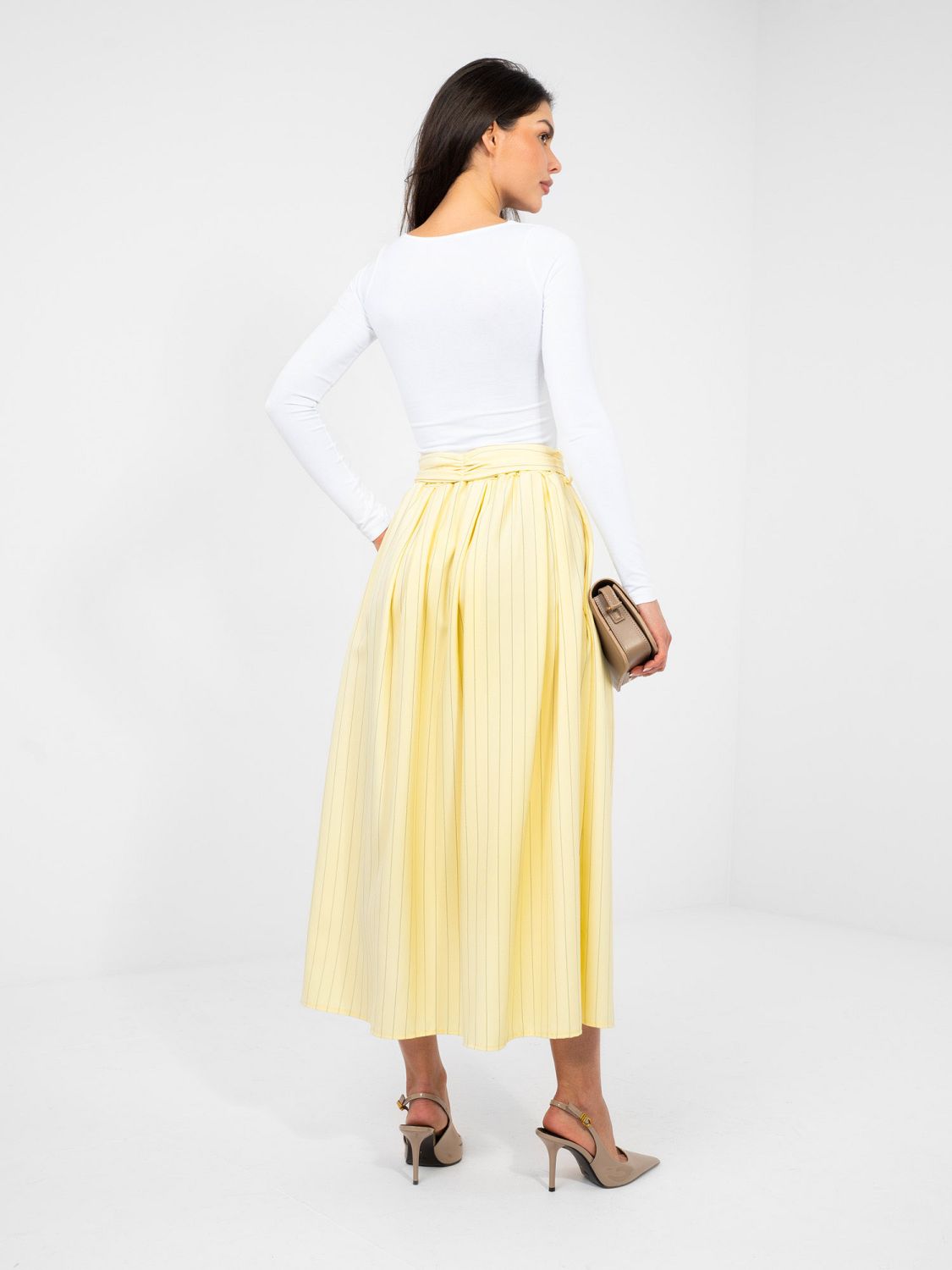 Jasnożółta elegancka spódnica midi w paski z paskiem