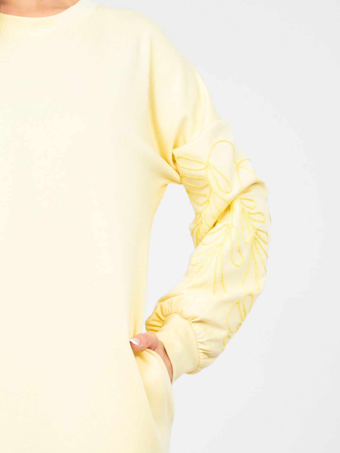 Żółta mini sukienka z haftem i bufiastym rękawem