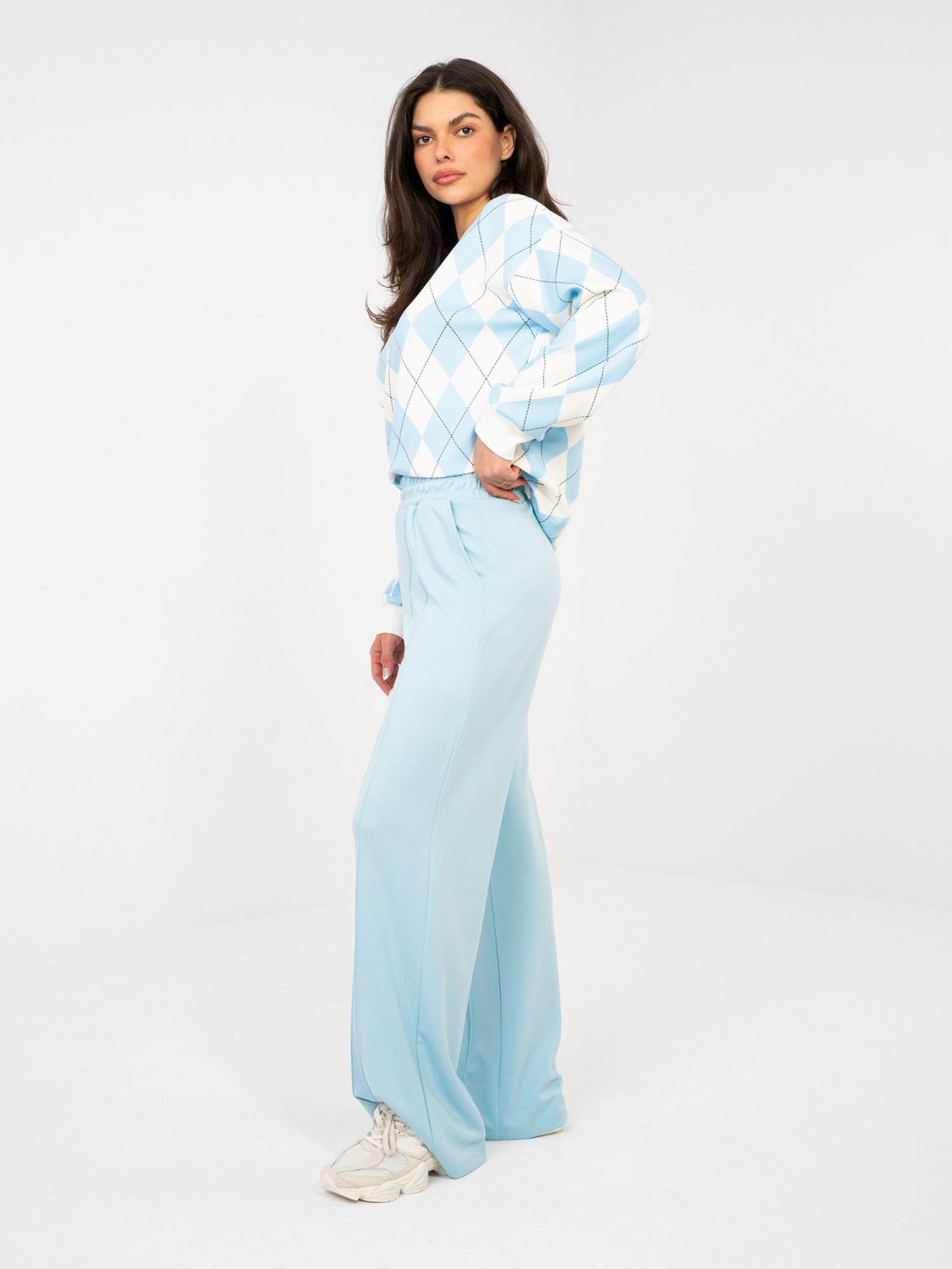 Damskie szerokie spodnie dresowe w jasnoniebieskim kolorze