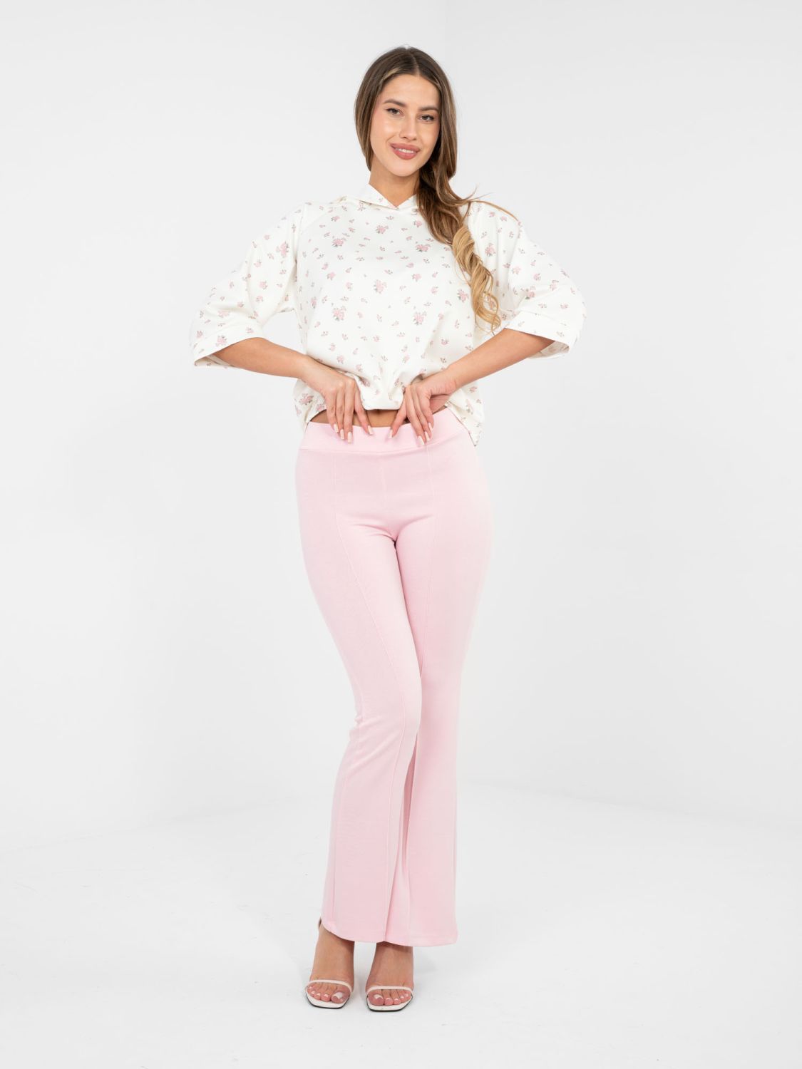 Stylowe różowe spodnie dresowe z wysokim stanem i szeroką nogawką