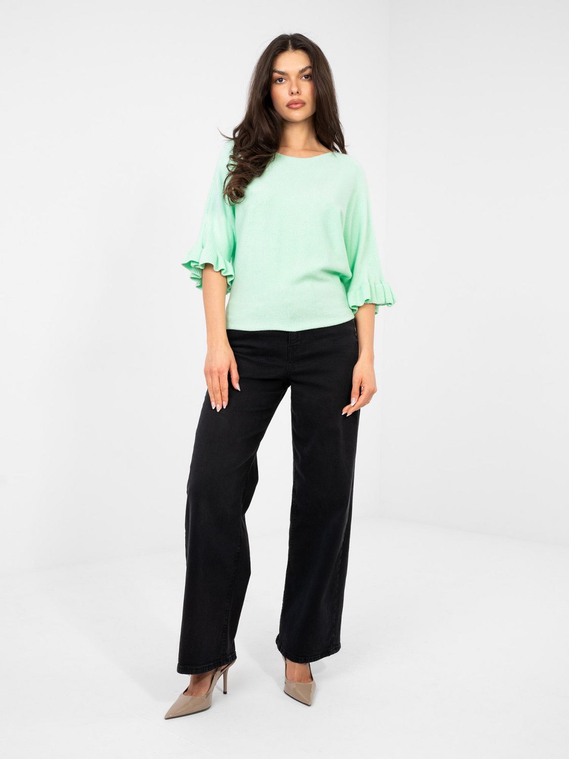 Elegancki miętowy sweter z falbaną i rękawem 3/4