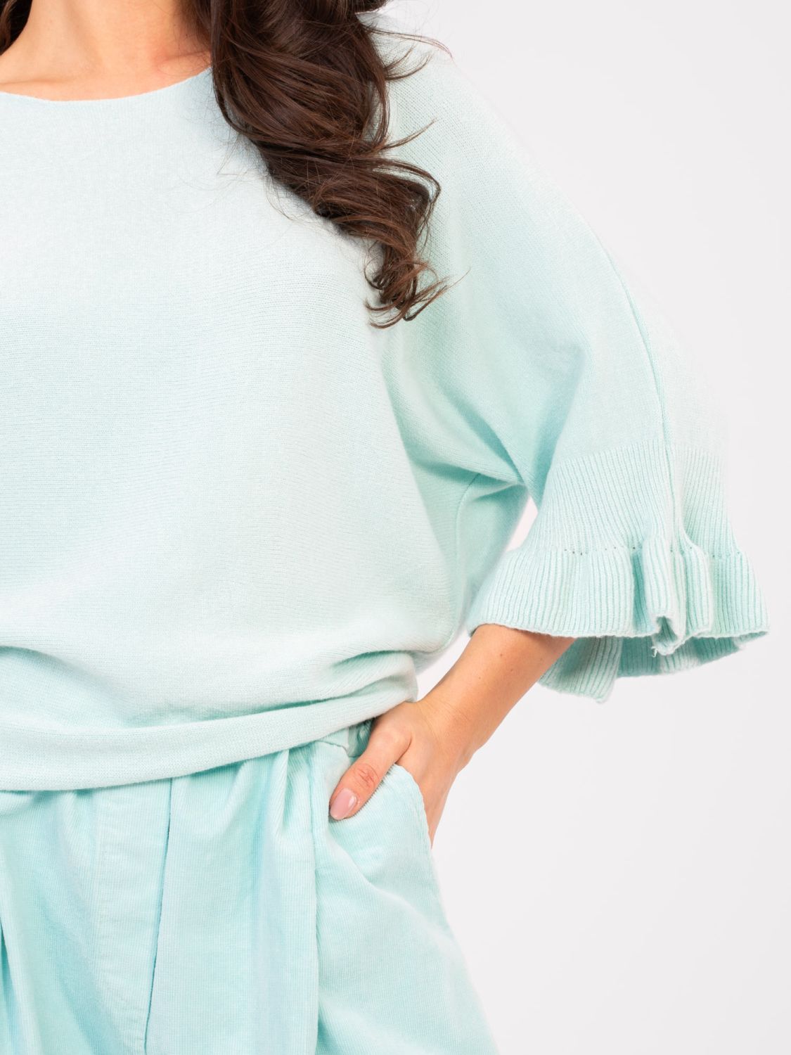 Jasnoniebieski elegancki sweter z falbaną i rękawem 3/4