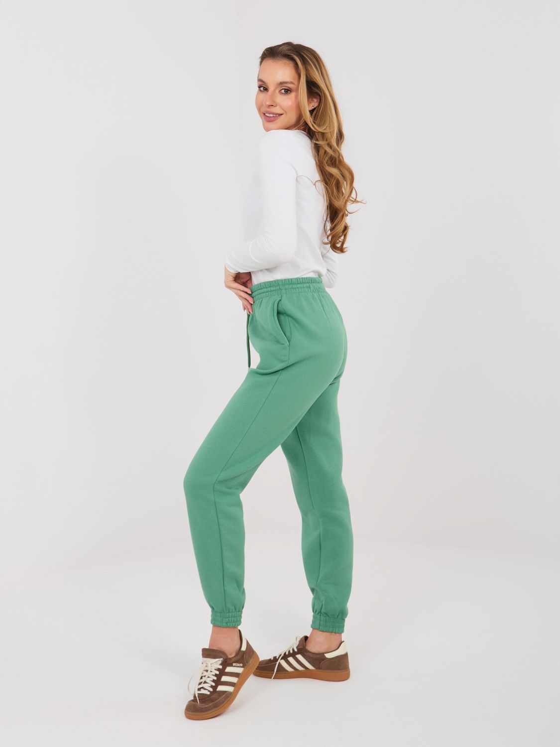 Pistacjowe spodnie dresowe z wysokim stanem