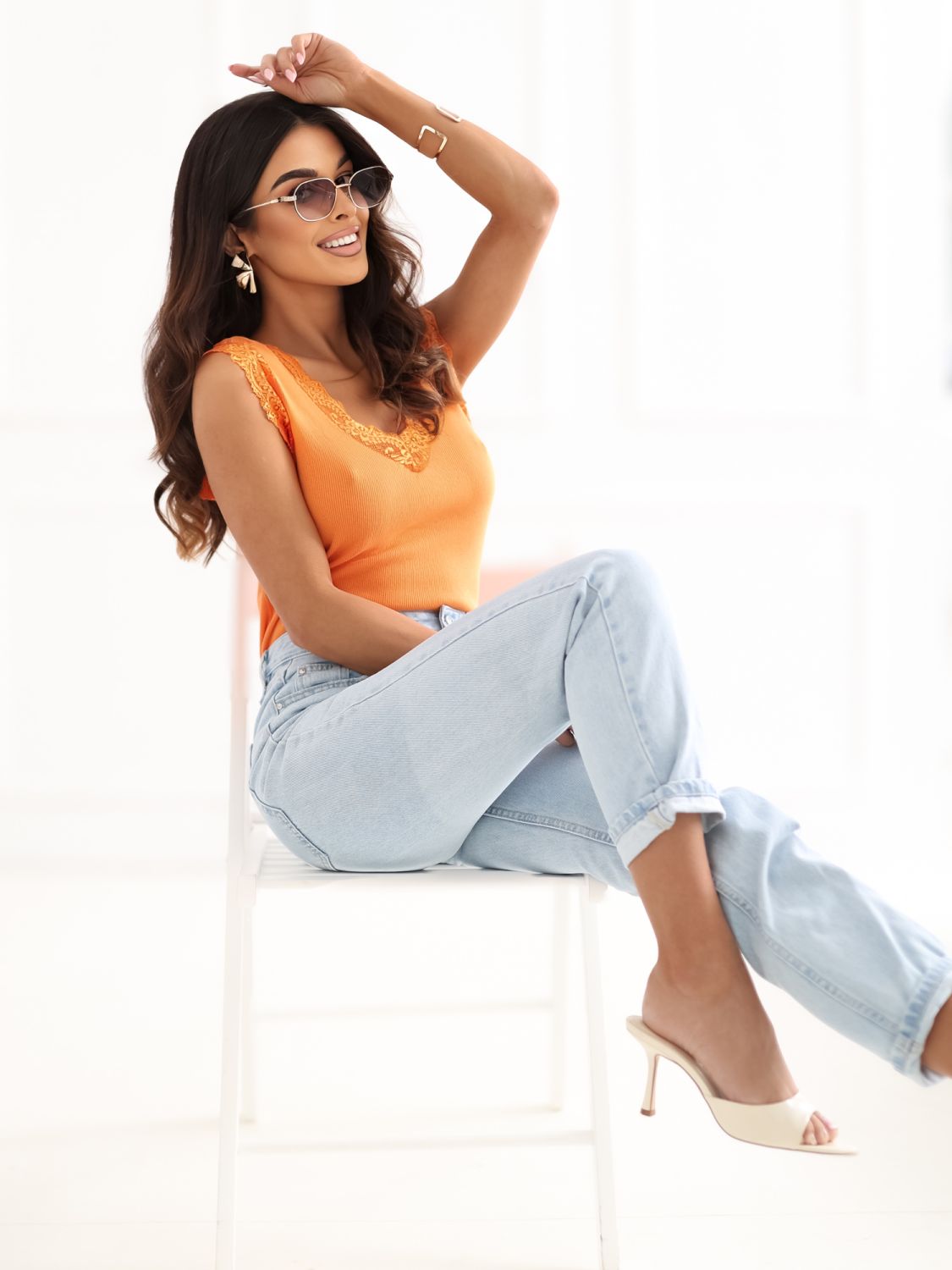 Pomarańczowy prążkowany top z koronką i dekoltem w serek