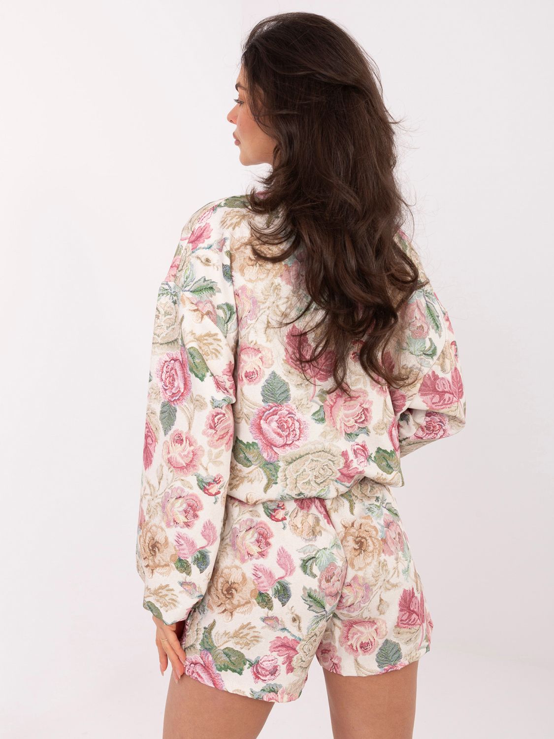 Różowe szorty w kwiaty z szerokimi nogawkami i paskiem