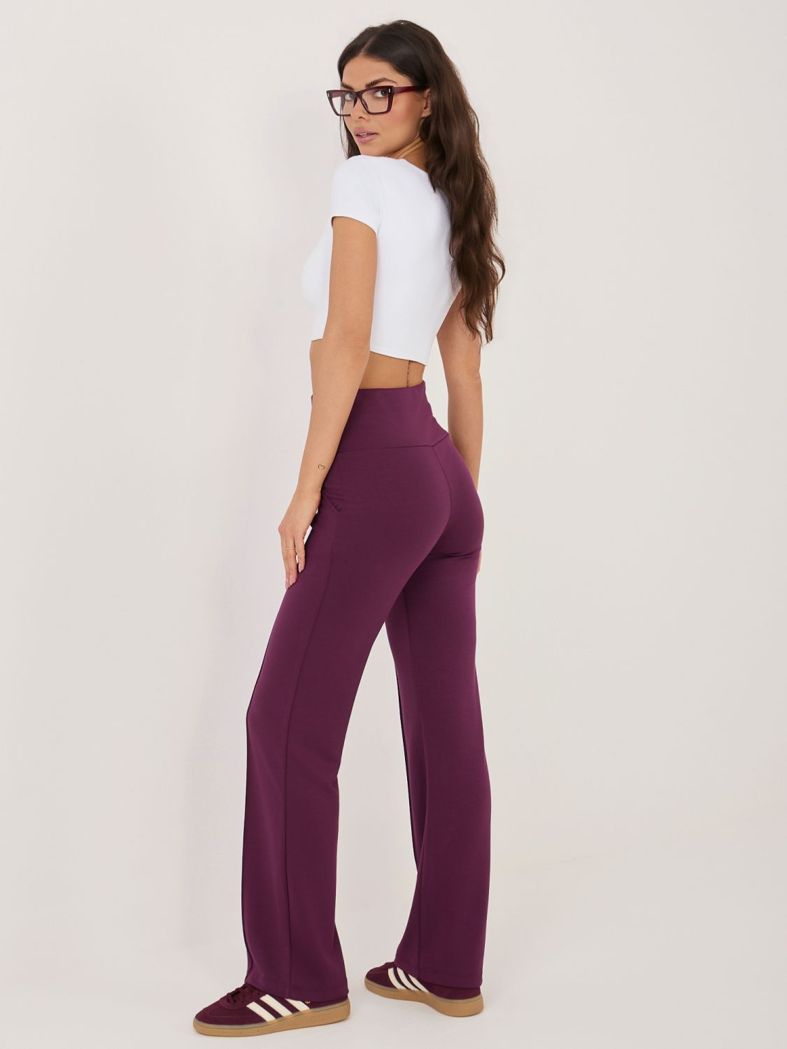 Ciemnofioletowe spodnie dresowe z prostą nogawką