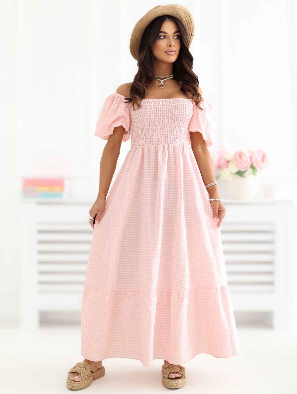 Brzoskwiniowa sukienka midi w kratkę z falbaną