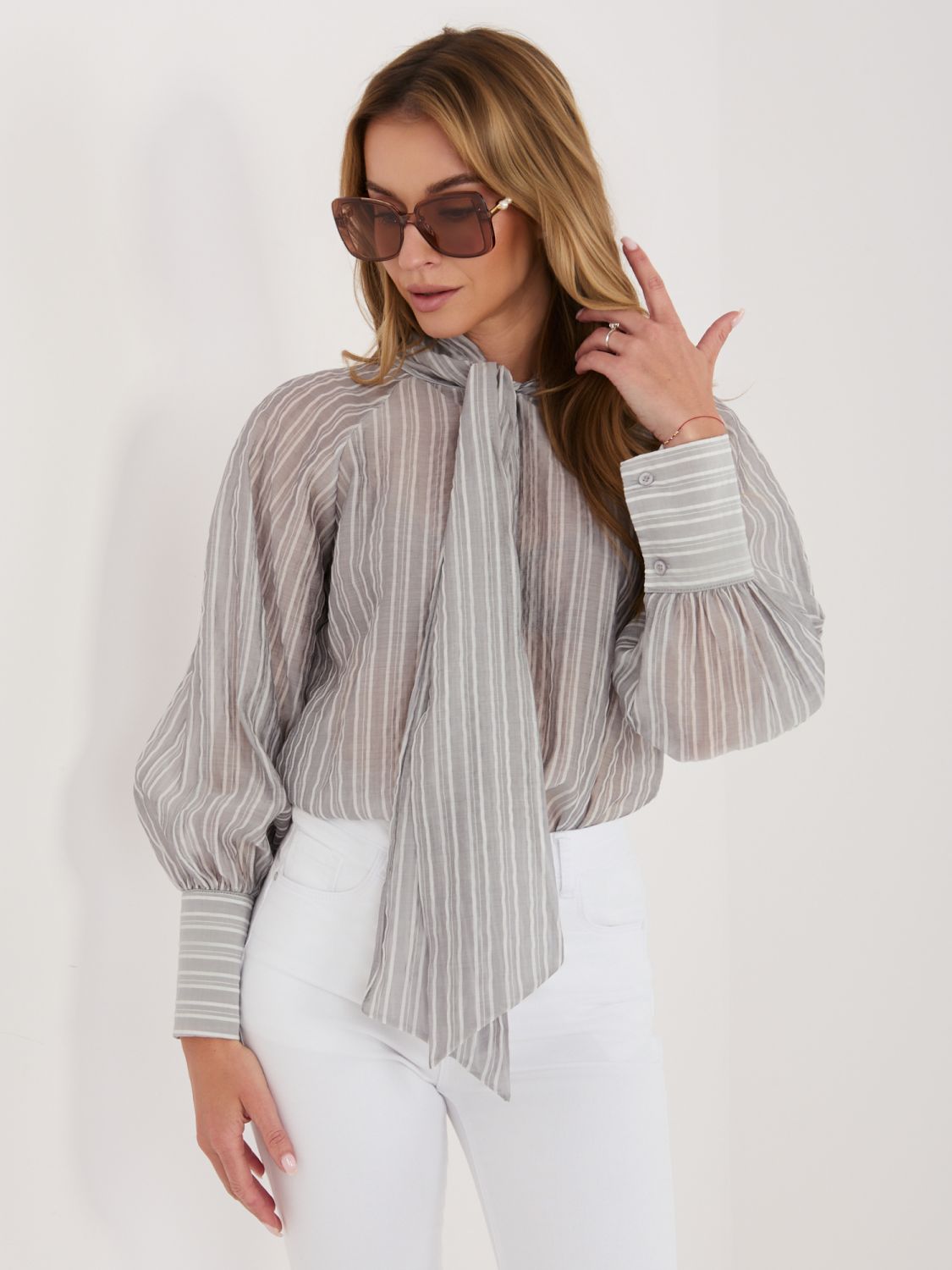 Szara koszula w paski z wiązaniem i bufiastymi rękawami