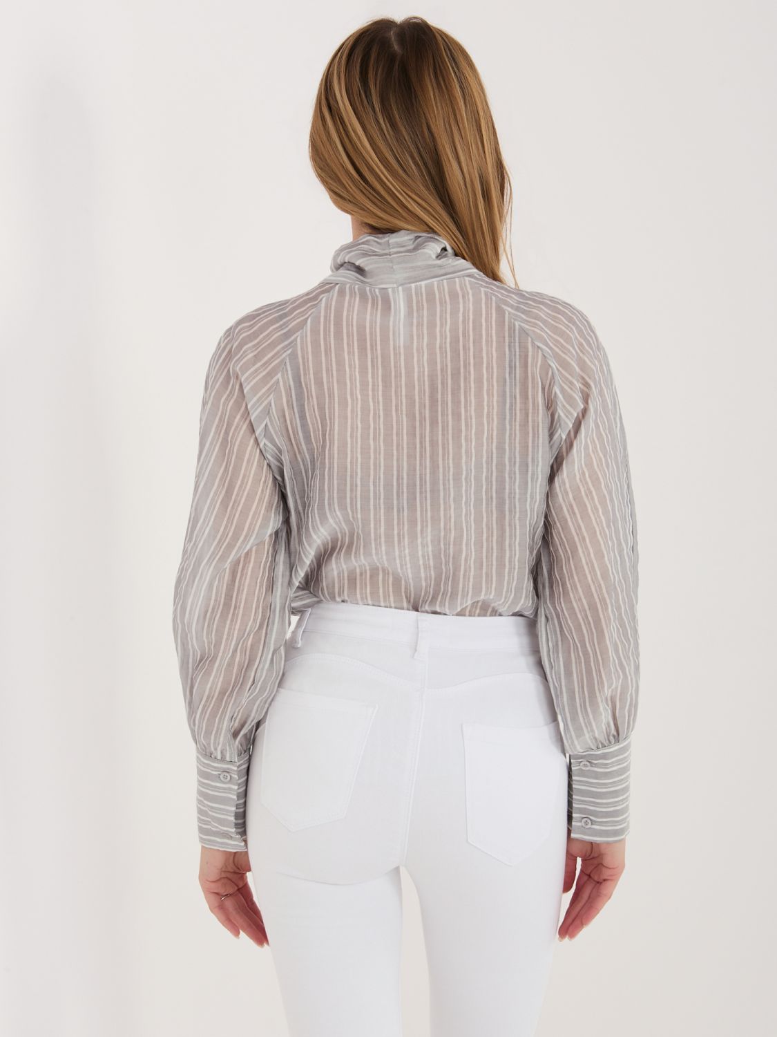 Szara koszula w paski z wiązaniem i bufiastymi rękawami