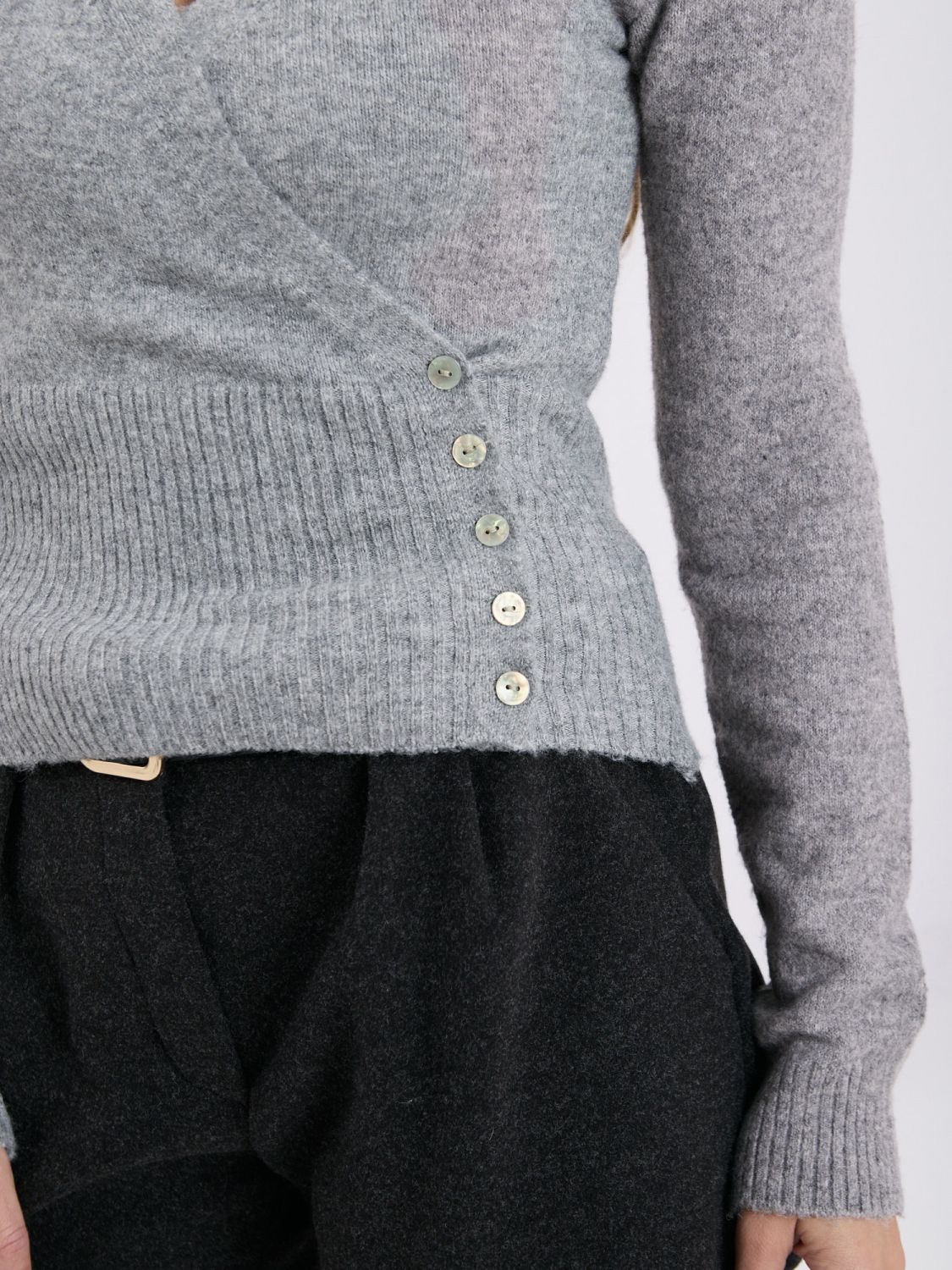 Elegancki szary sweter z kopertowym dekoltem w serek