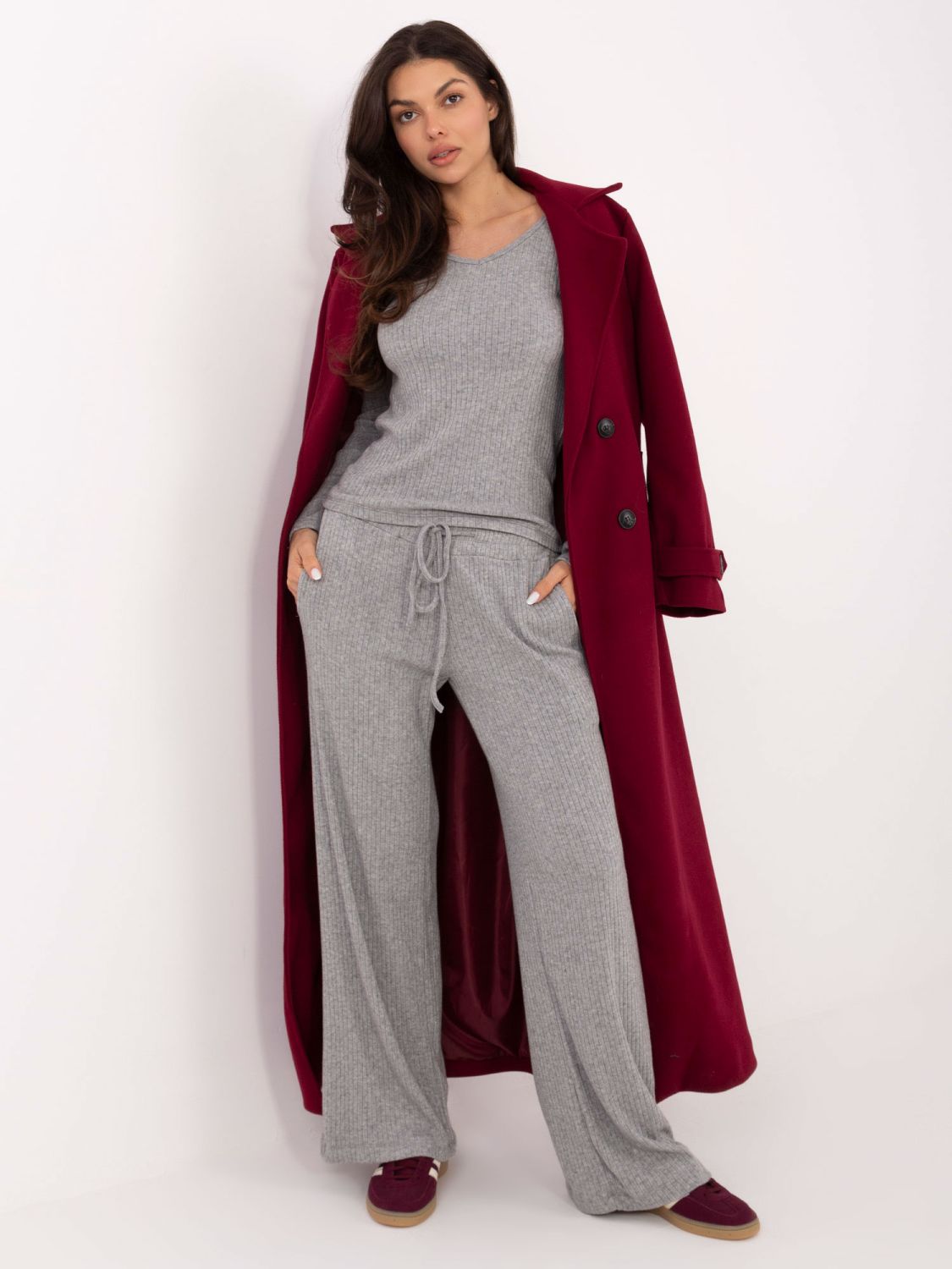 Szary prążkowany sweter z dekoltem V