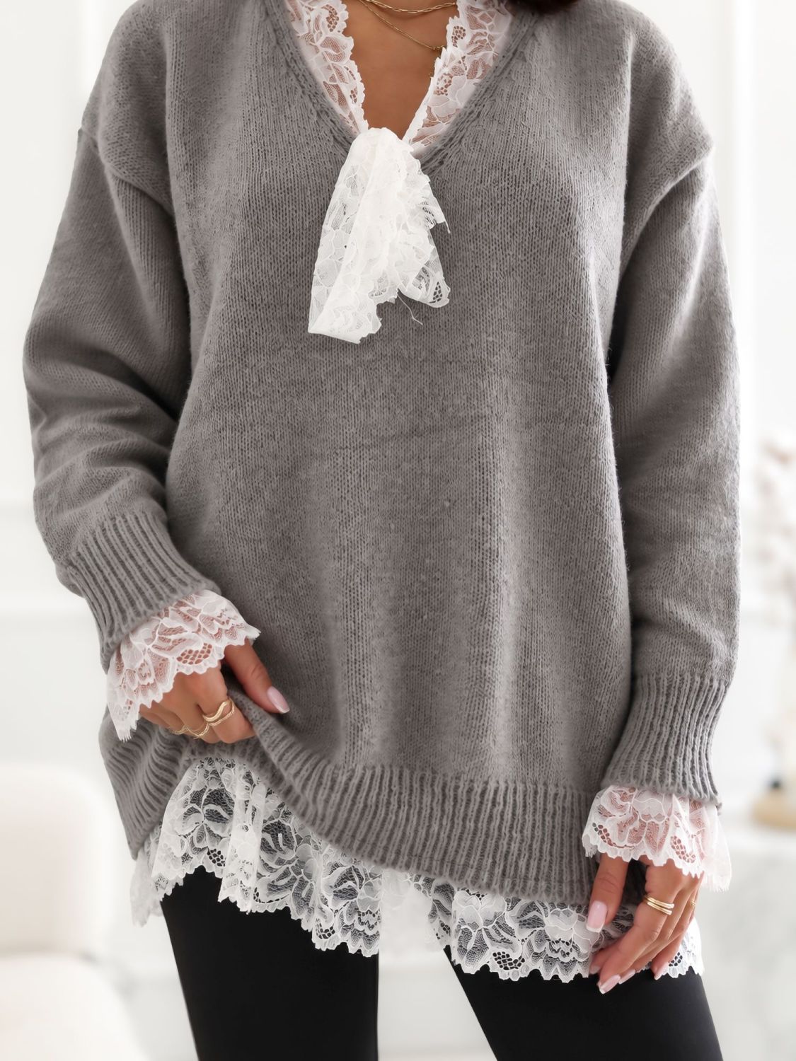 Elegancki szary sweter z koronką i wiązaniem