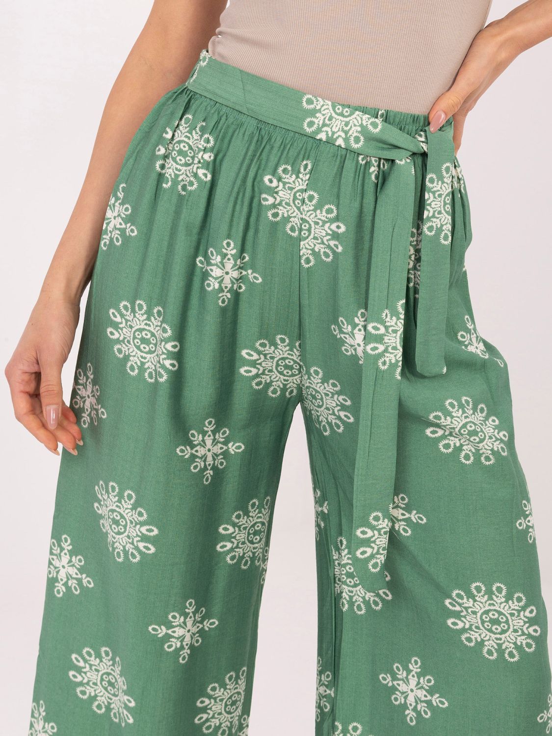 Zielone spodnie palazzo z paskiem