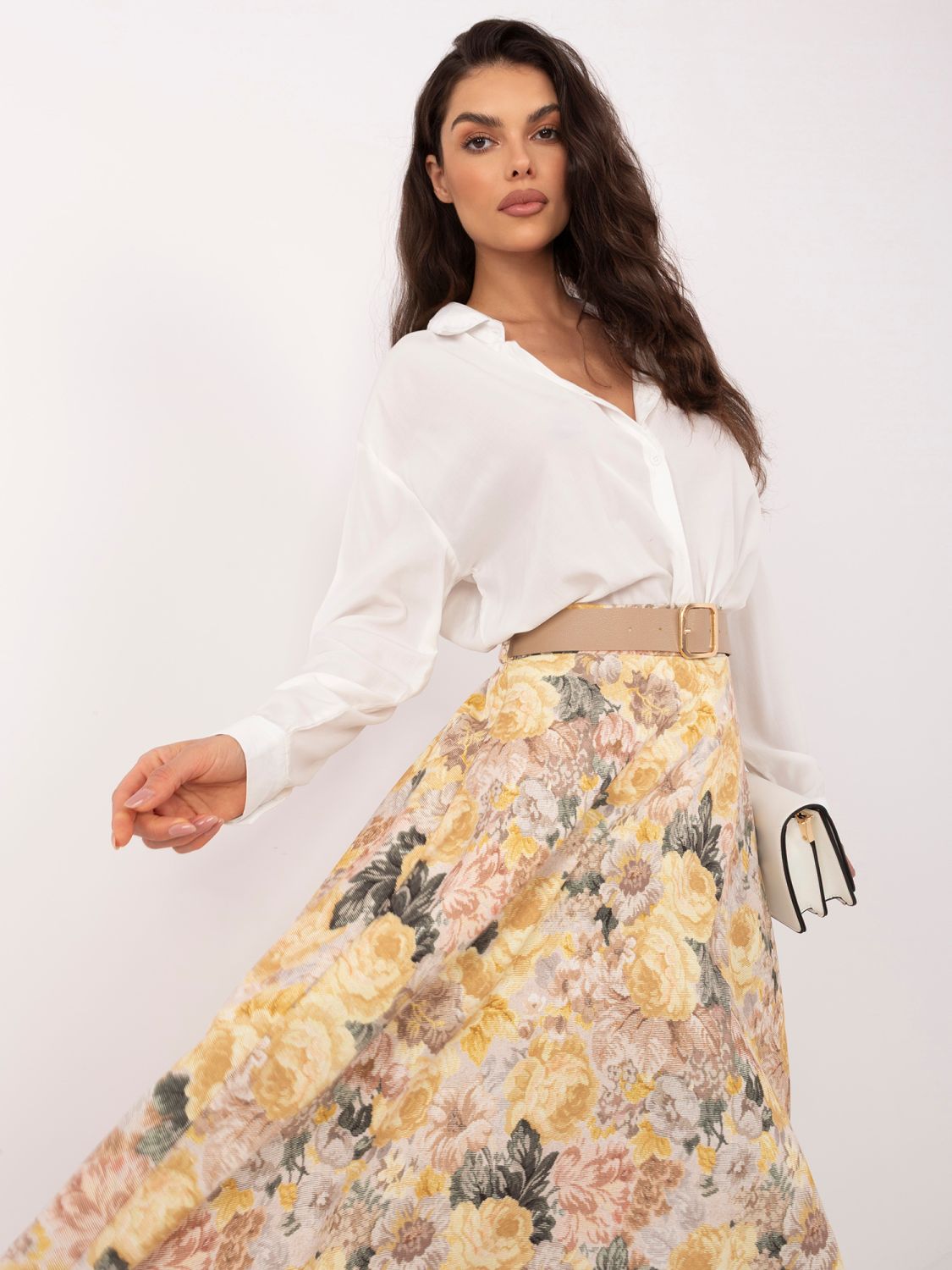 Żółta spódnica midi w kwiaty z paskiem