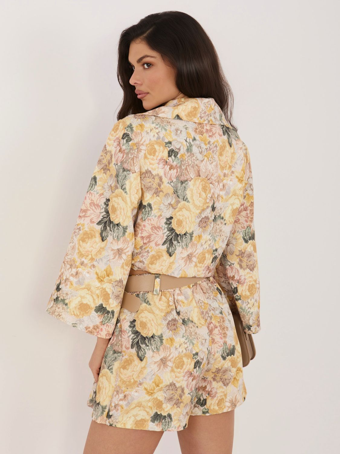 Żółte szorty w kwiaty z szerokimi nogawkami i paskiem