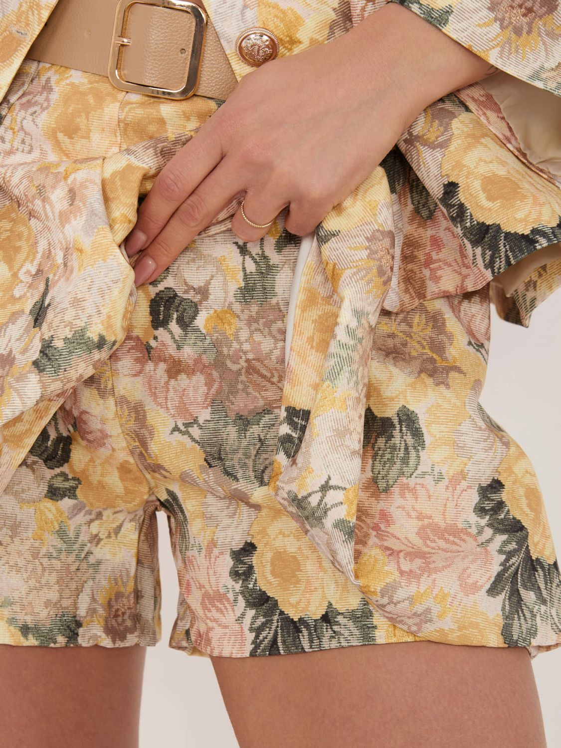 Żółte szorty w kwiaty z szerokimi nogawkami i paskiem