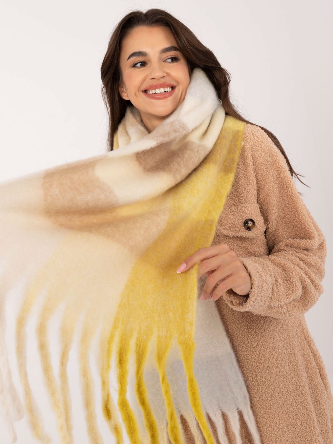 Elegancki żółty szal w kratkę