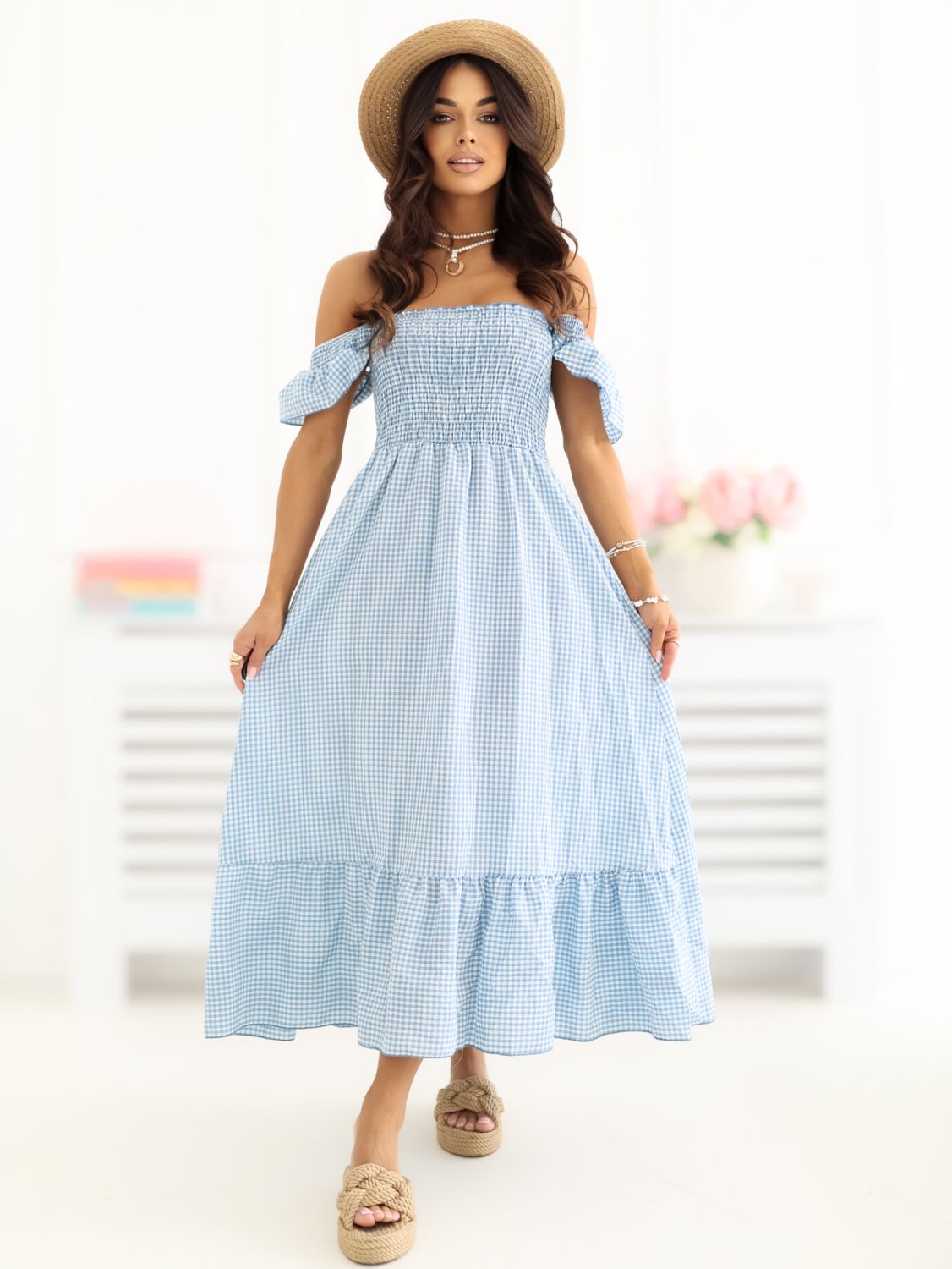 Jasnoniebieska sukienka midi w kratkę z falbaną