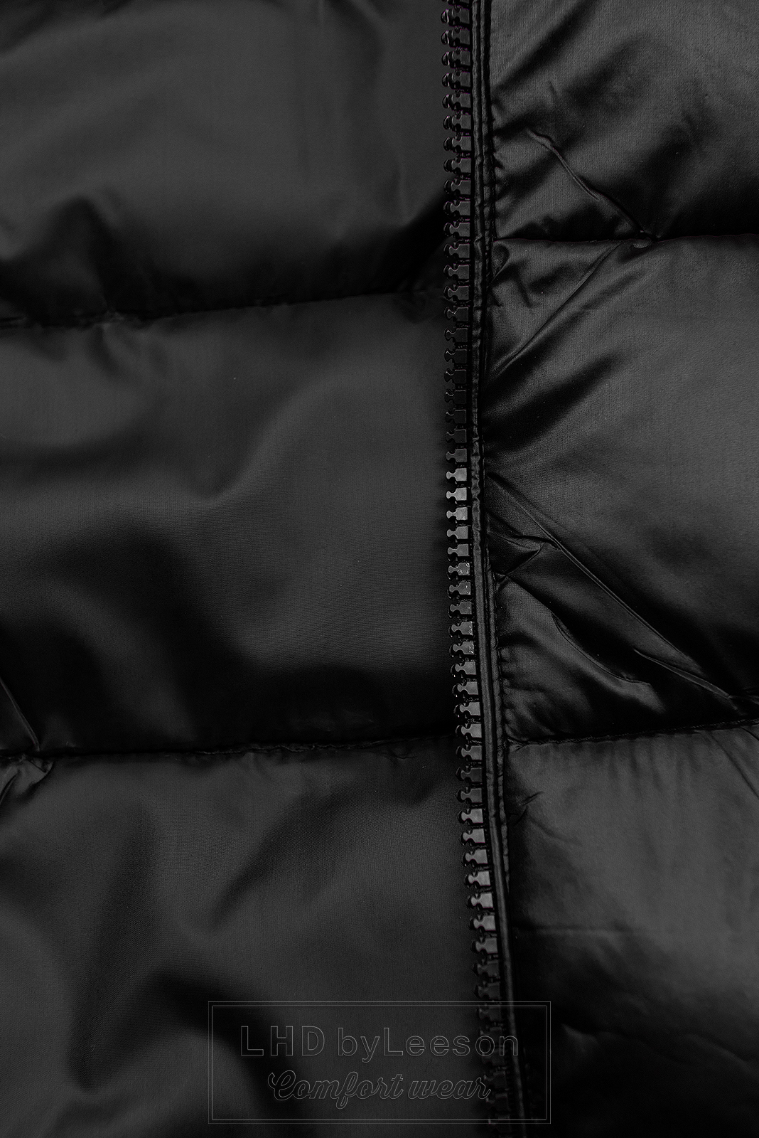 Czarna przejściowa kurtka z kapturem i futerkiem