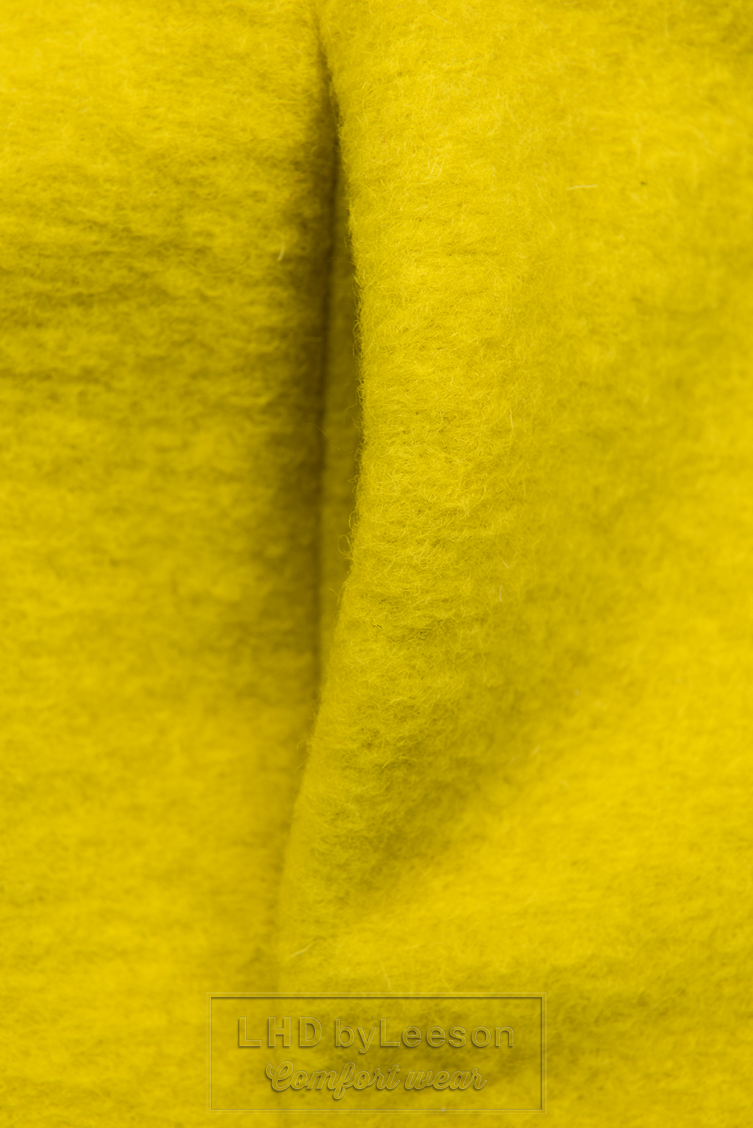 Żółty wełniany kardigan z broszką