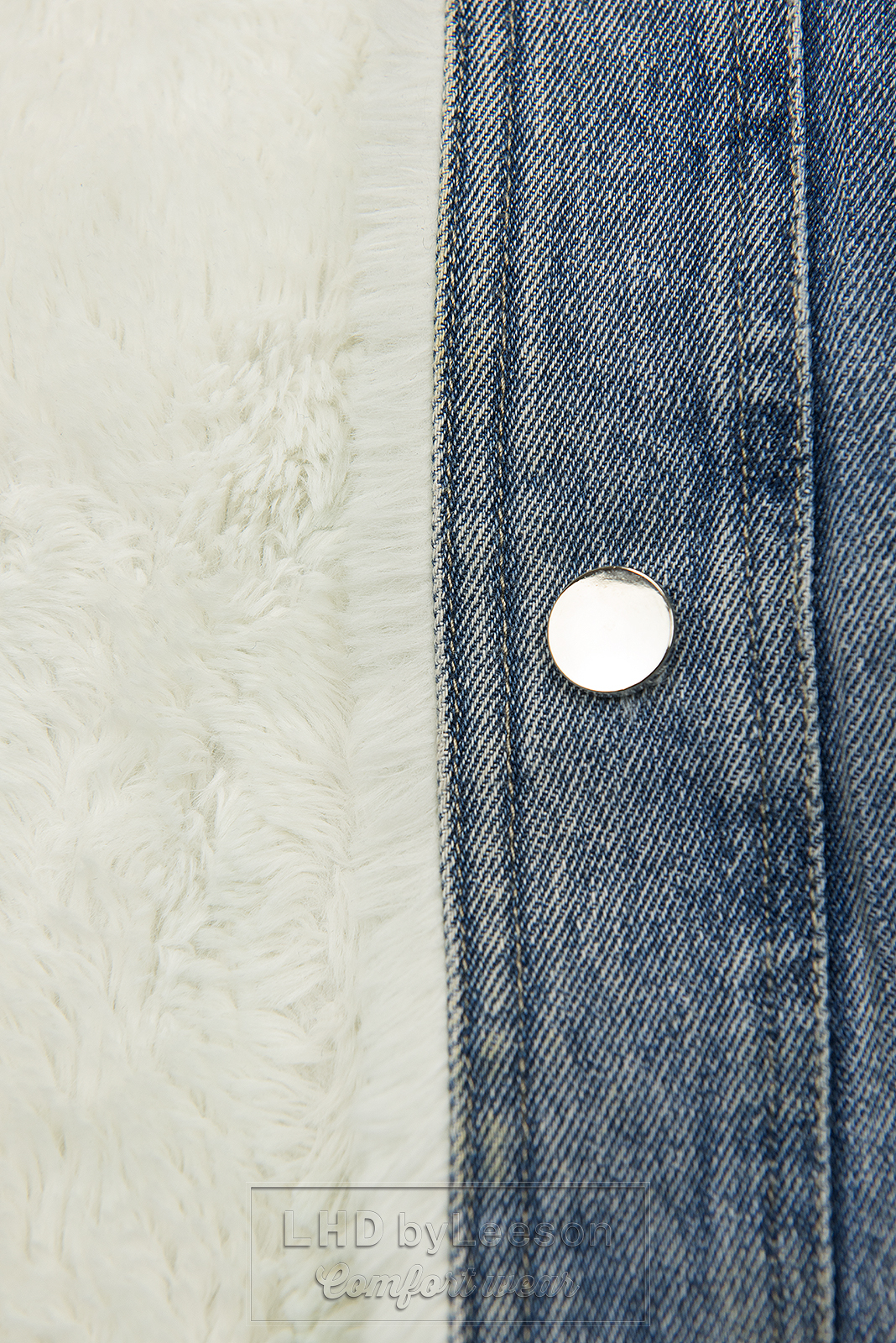 Niebieska denimowa kurtka z białym futerkiem
