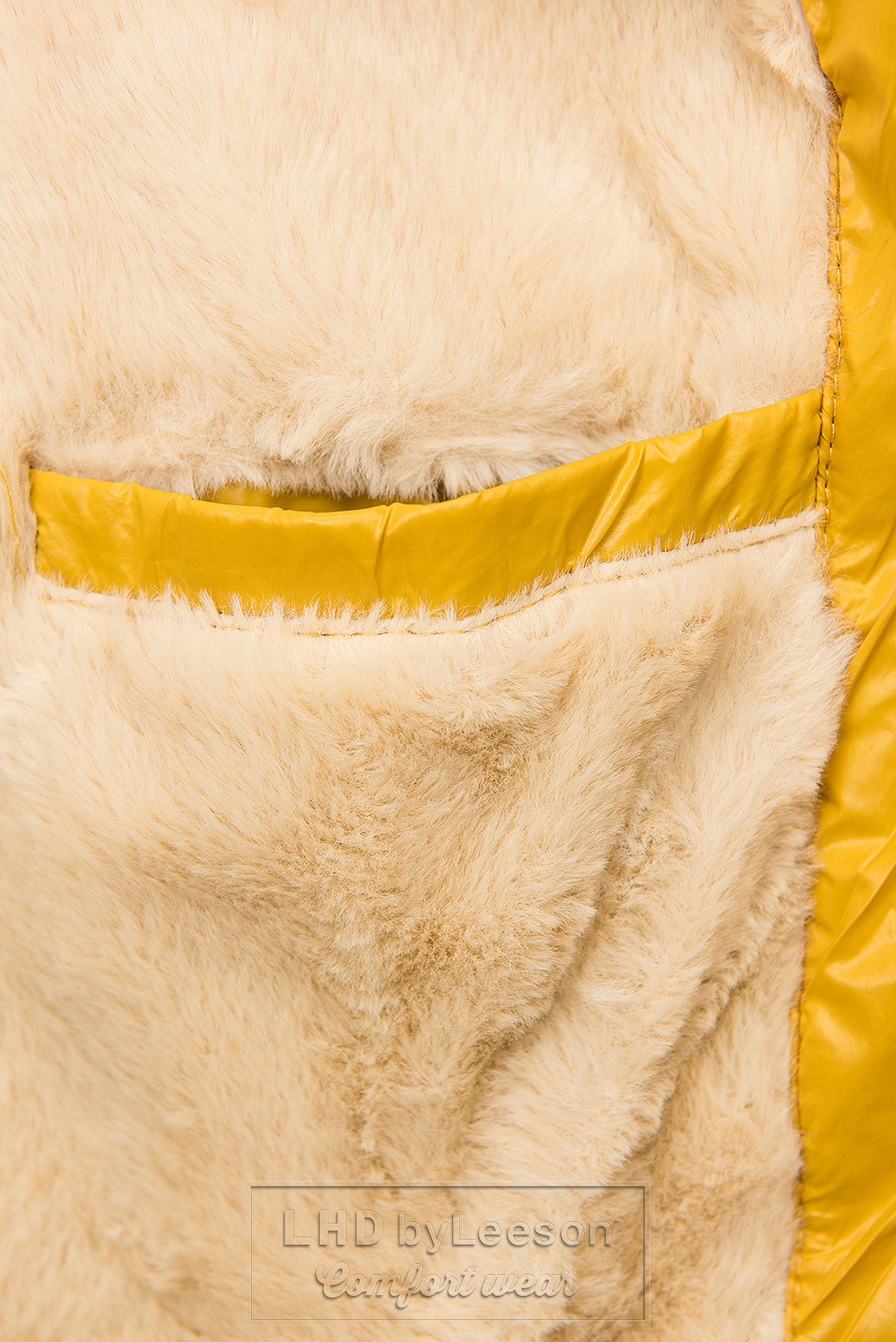Żółta błyszcząca kurtka zimowa z paskiem