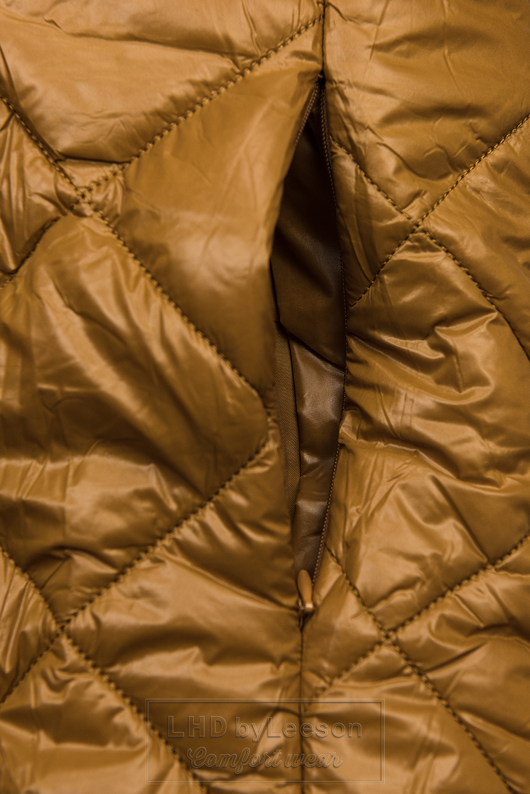 Karmelowa błyszcząca kurtka zimowa z paskiem