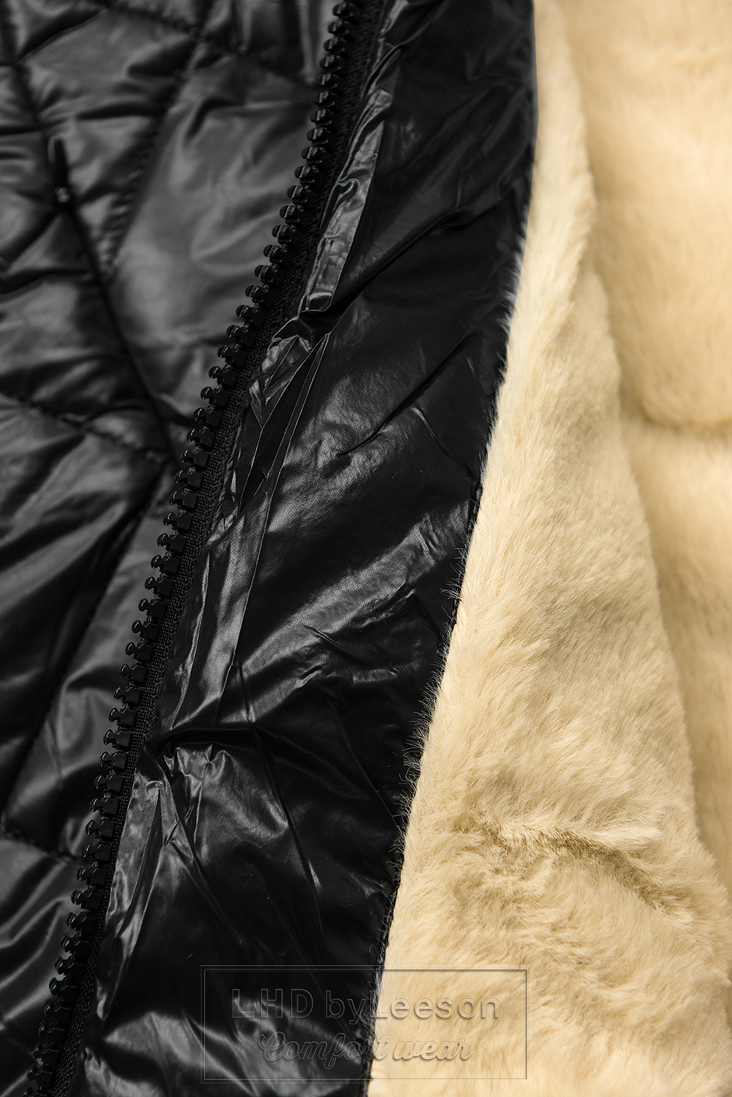 Czarno-beżowa błyszcząca kurtka zimowa z paskiem