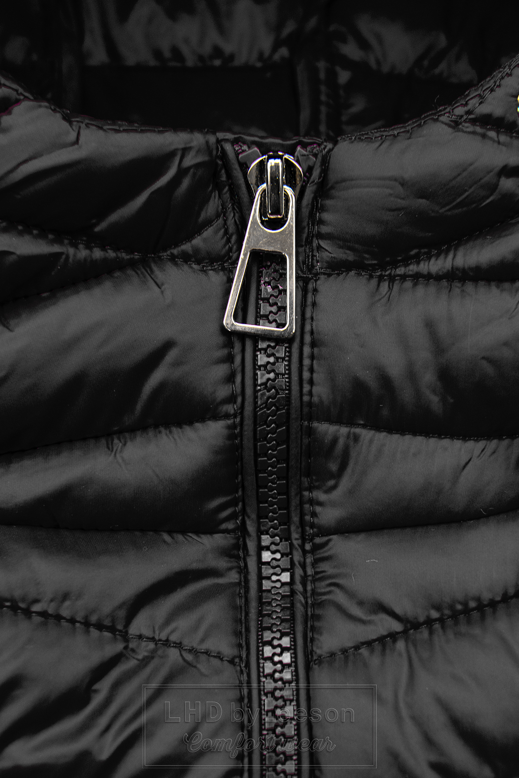 Czarna kurtka z elastycznym pasem