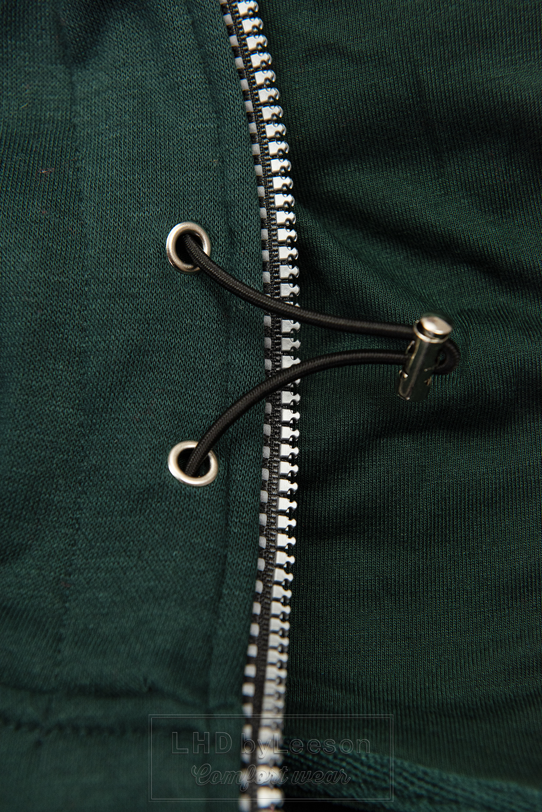 Szmaragdowo-zielona bluza z satynową lamówką