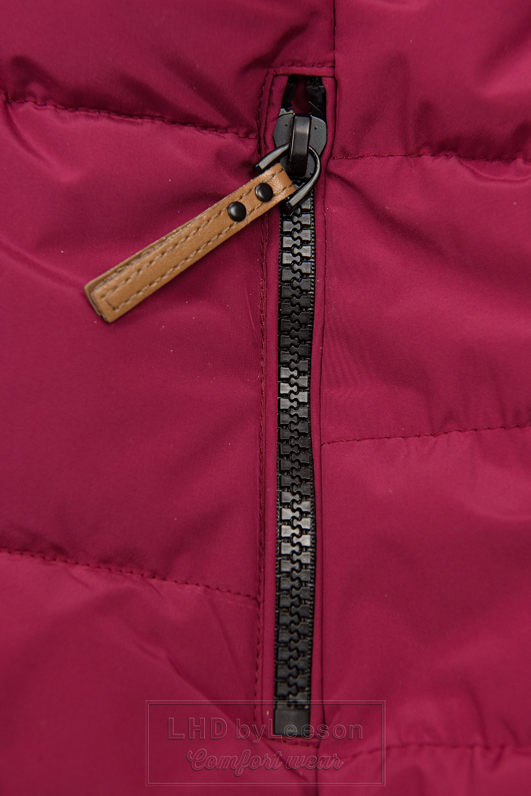 Karminowa pikowana kurtka zimowa z kapturem
