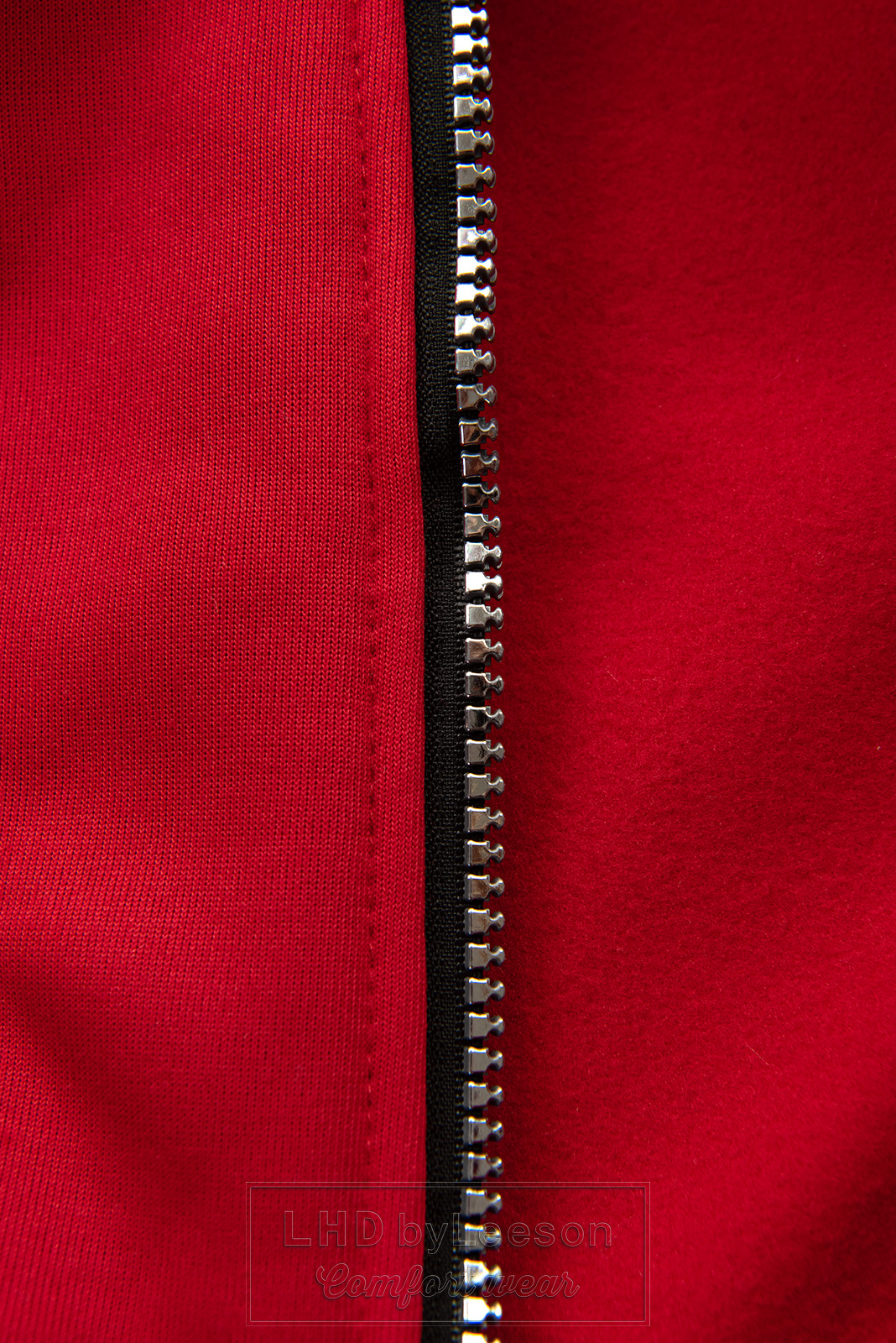 Czerwona bluza z  szarym trykotowym kapturem