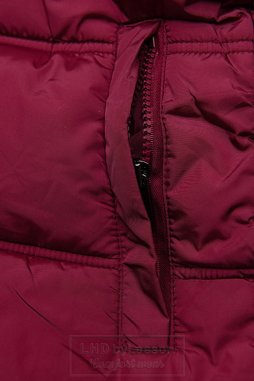 Burgundowa kurtka zimowa w pikowanym designe