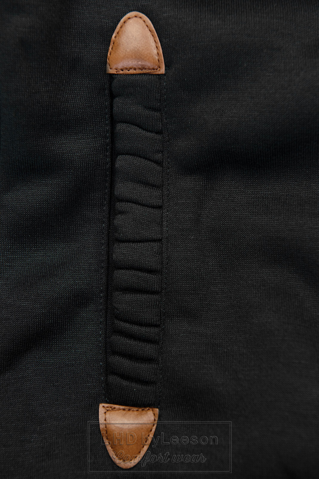 Czarna bluza z kolorową podszewką w kapturze