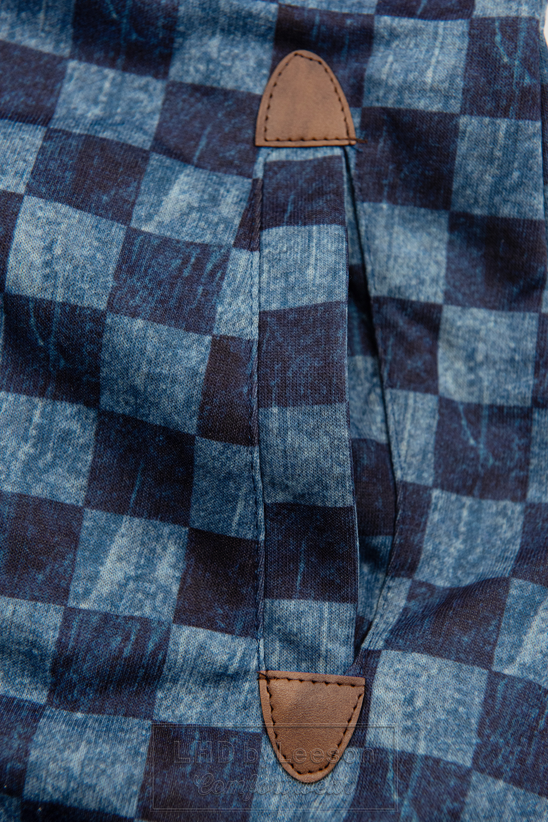 Ciemnoniebieska bluza z wzorem w szachownicę