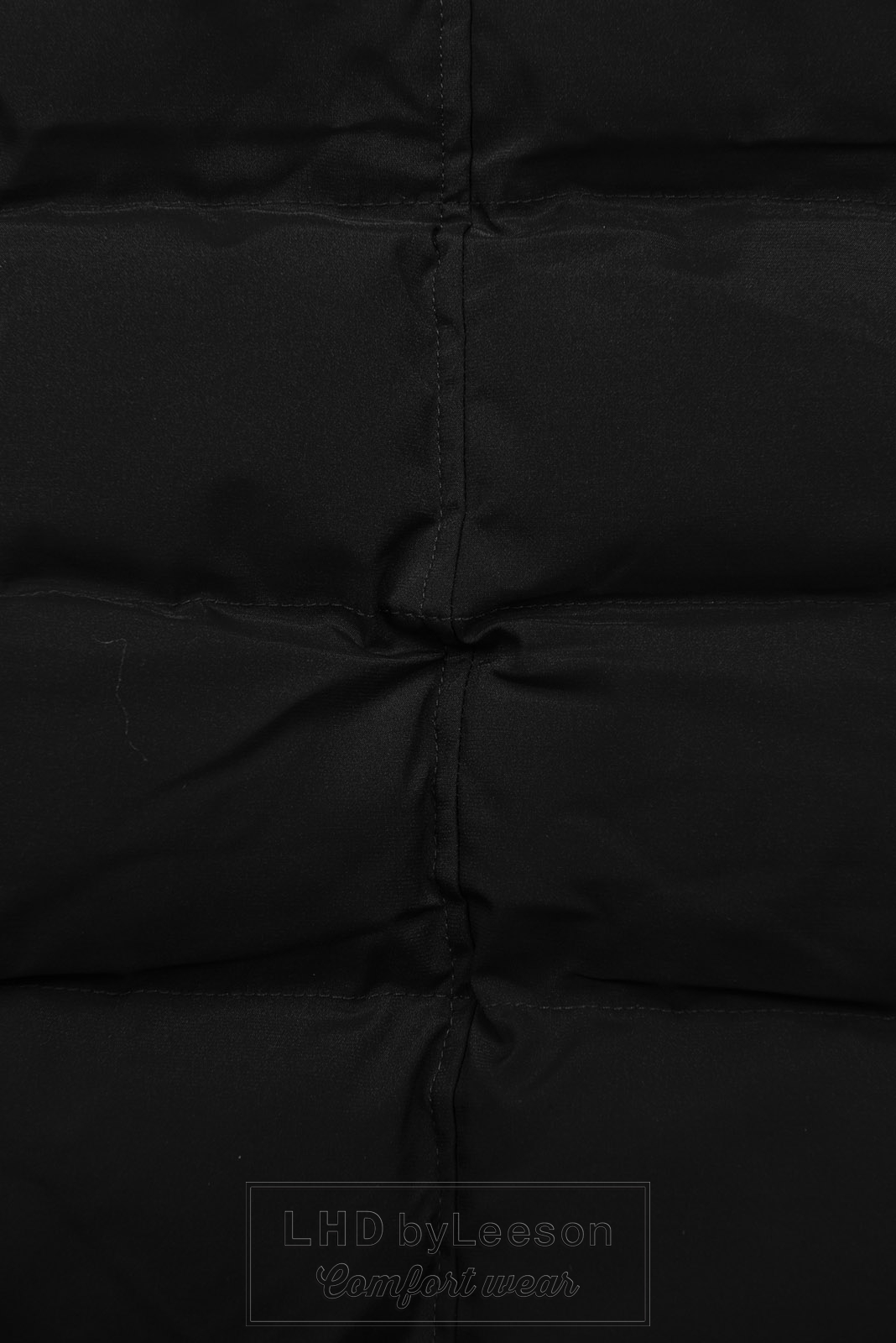 Czarna kurtka zimowa ze ściągaczem w pasie