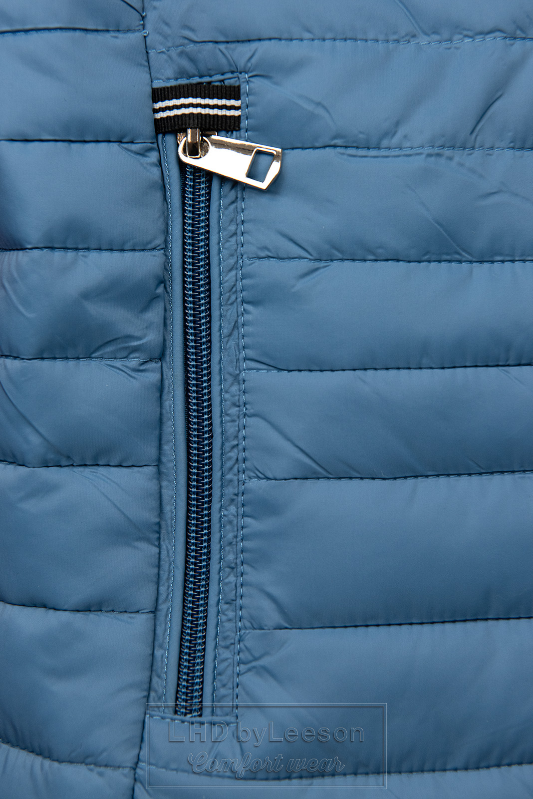 Niebieska pikowana kurtka na sezon przejściowy