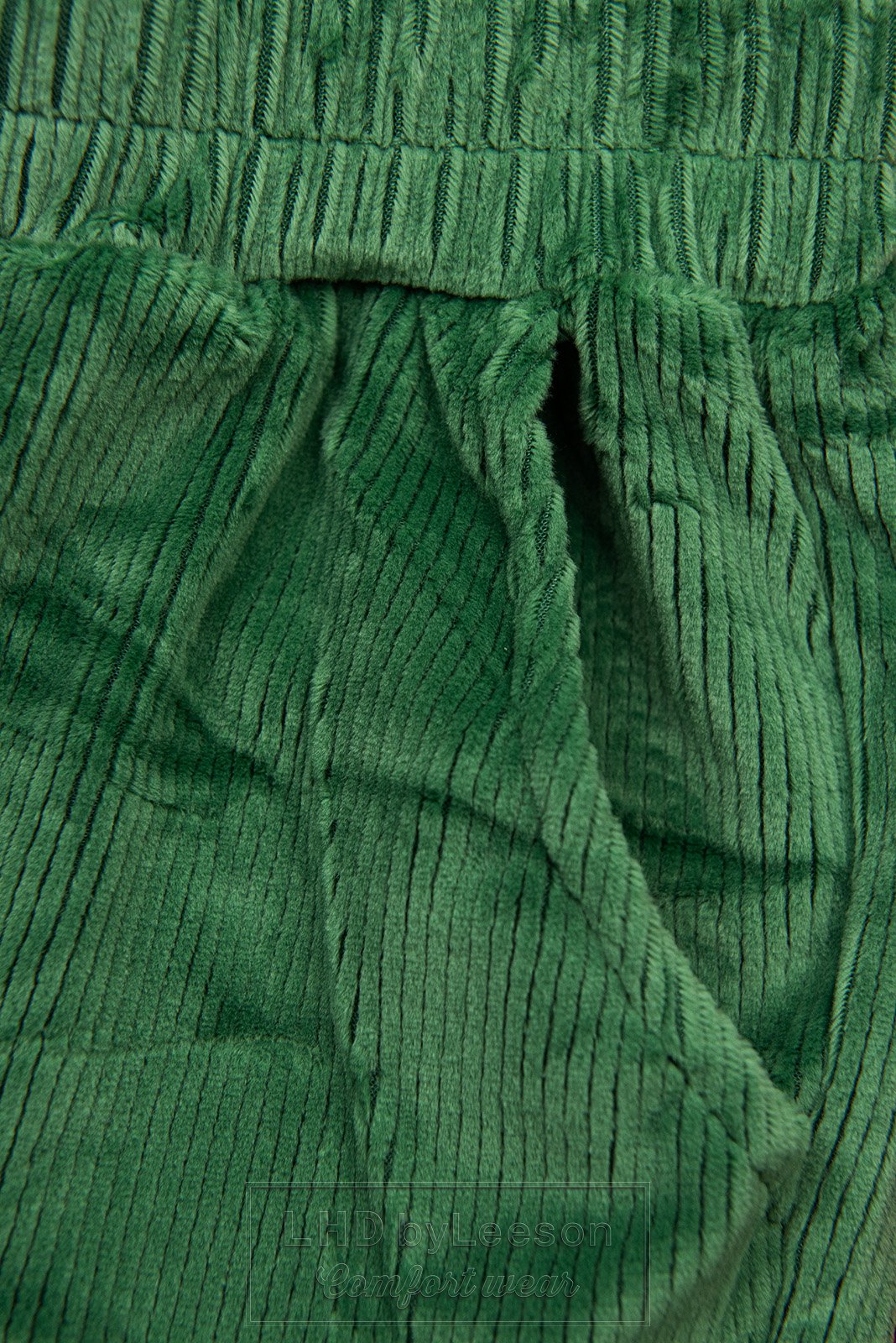 Zielone spodnie z troczkami w pasie