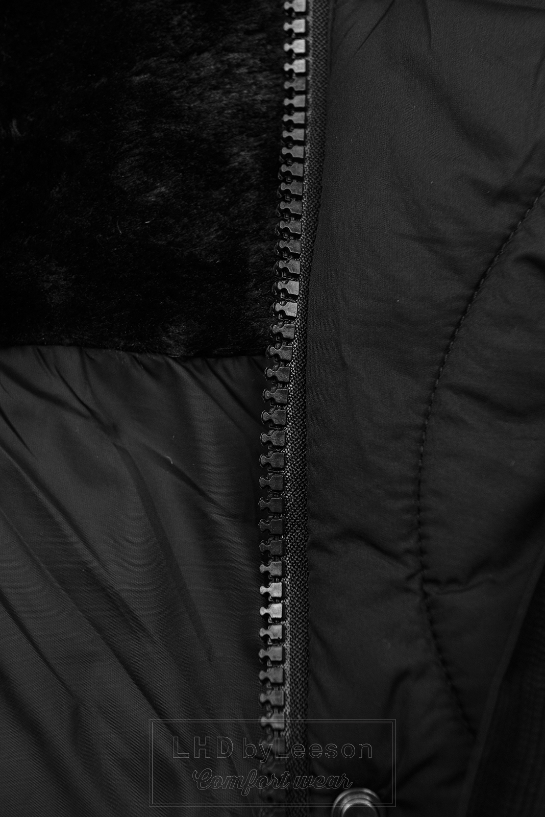 Czarna pikowana kurtka ze ściągaczem w pasie
