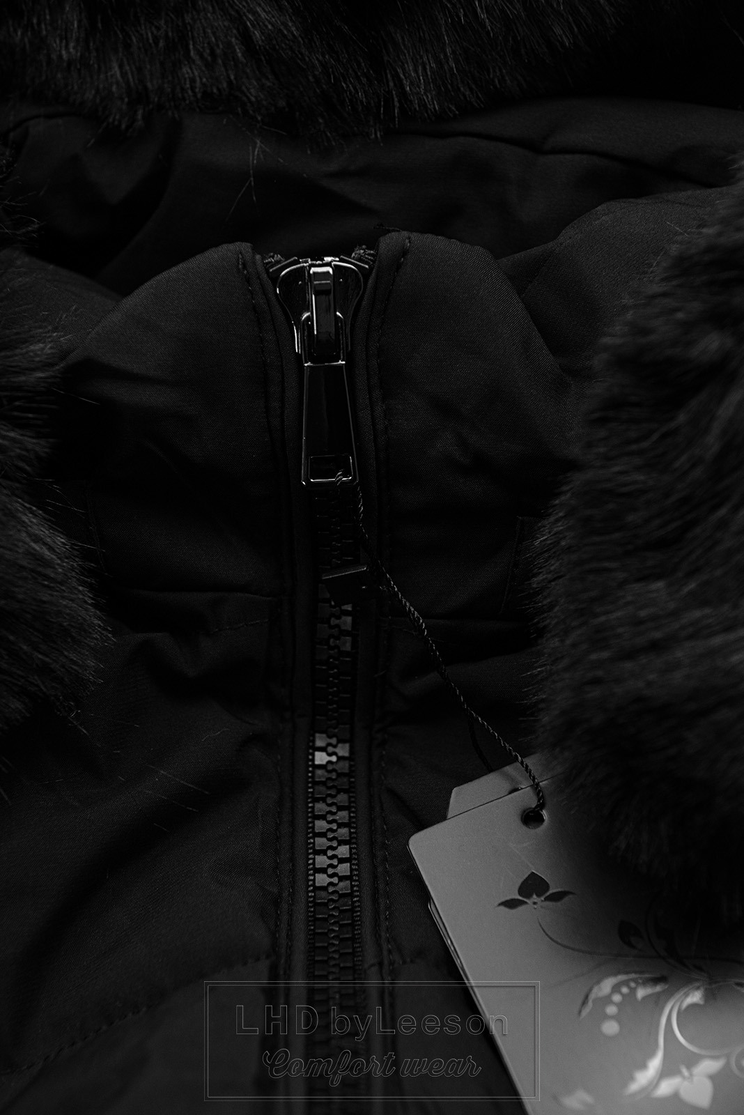 Czarna pikowana kurtka z kapturem i futerkiem