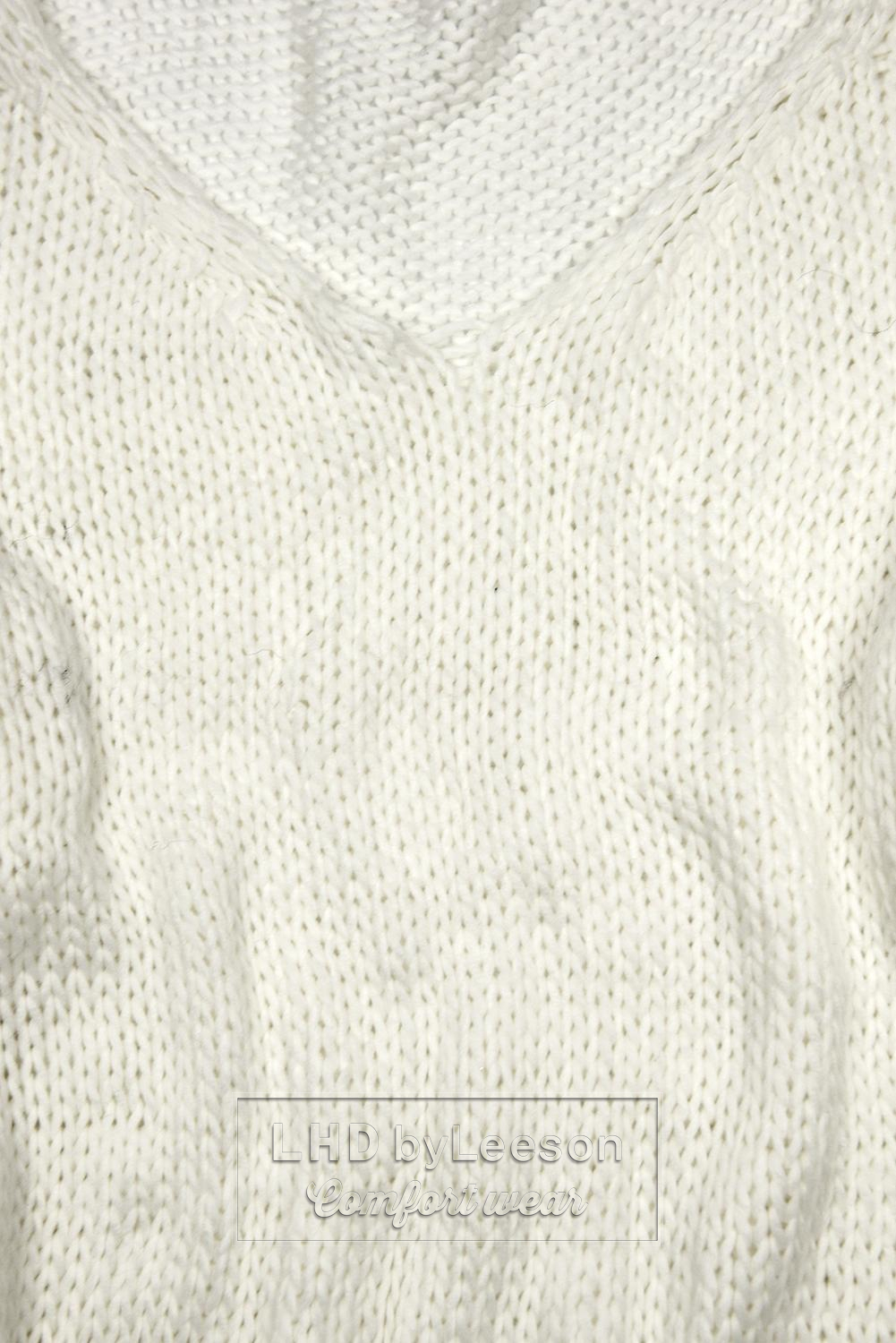 Biały sweter z dzianiny