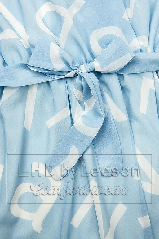 Jasnoniebieska midi sukienka z nadrukiem w motywie liter
