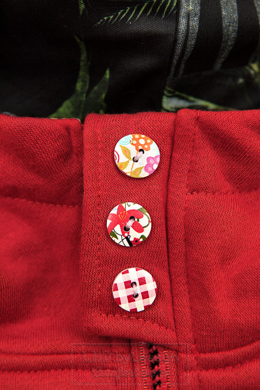 Czerwona bluza z kwiatkowaną podszewką przy kapturze