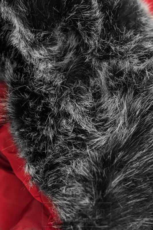 Czerwona pikowana kurtka zimowa ze sztucznym futerkiem