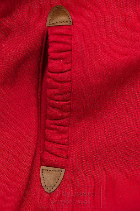 Czerwona bluza z kolorową podszewką w kapturze