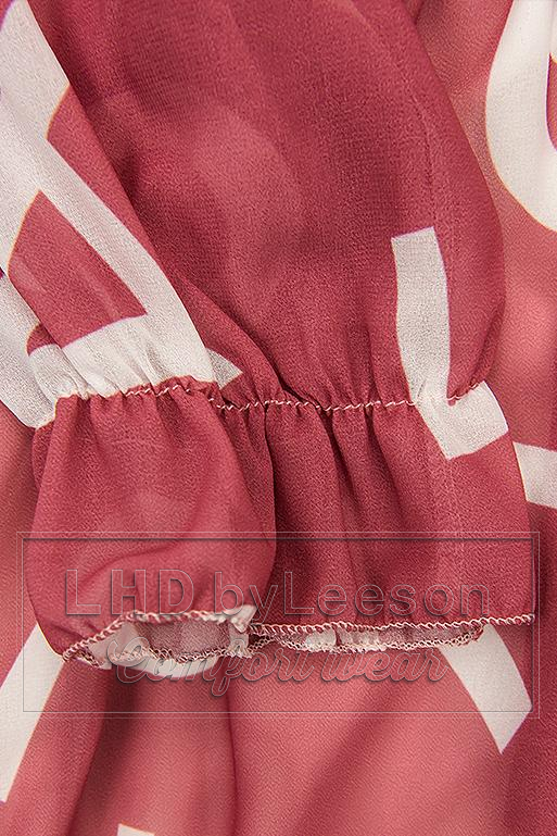 Ciemnoróżowa midi sukienka z nadrukiem w motywie liter