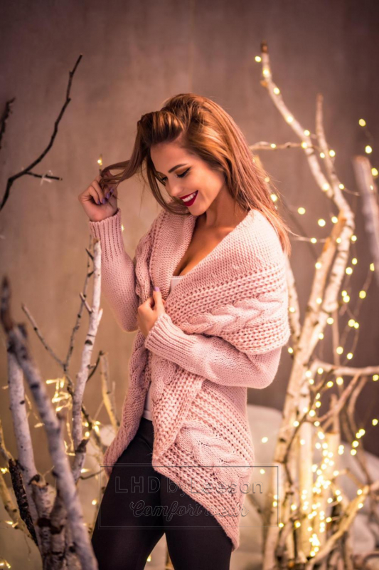 Różowy dzianinowy sweter