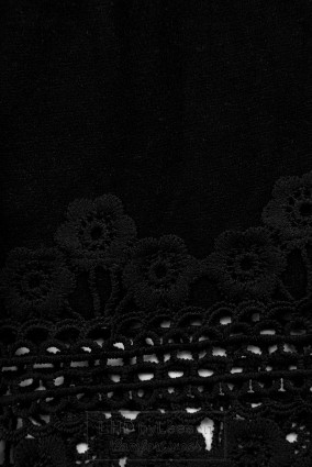 Czarna krótka sukienka z koronką