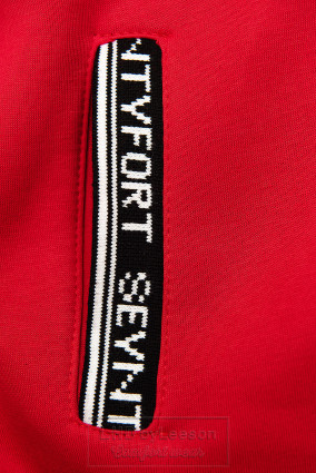 Czerwona sportowa bluza o wydłużonym kroju